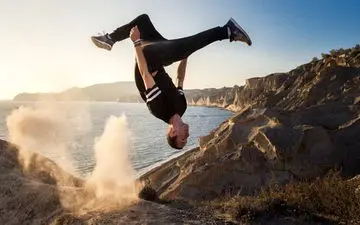 پرش از روی ماشین‌ها با حرکات نمایشی + فیلم