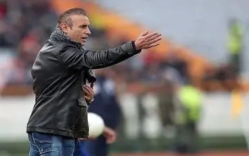  درگیری گل‌محمدی با کمک‌داور/ تأخیر در آغاز نیمه دوم