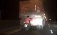 اقدام عجیب و خطرناک موتورسوار در جاده! + فیلم 