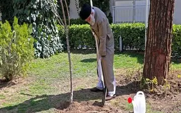 رهبر انقلاب به‌مناسبت روز ملّی درختکاری یک اصله نهال غرس کردند