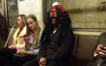 عجیب‌ترین تصاویر ثبت شده از مسافران مترو