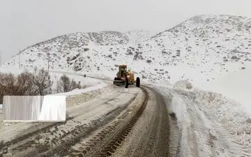 تردد در گردنه‌های "زمزیران" و "قره بلاغ" مهاباد بدون زنجیرچرخ امکان‌پذیر نیست