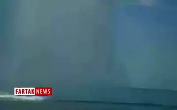 
پرش بلند و عجیب کامیونت از روی ناو هواپیمابر به داخل دریا! + فیلم