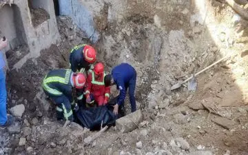 کشف اولین جسد در حادثه  ریزش ساختمان متروکه در میدان وزیری کرمانشاه 

