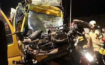 مرگ دلخراش راننده کامیون در اتاقک متلاشی شده خودرو + عکس 16+