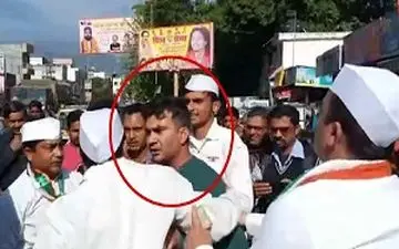 بریدن انگشت نماینده کنگره در خیابان!