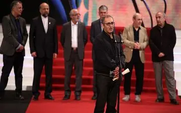 اهدای سیمرغ بهترین کارگردانی به بهرام توکلی و ابراهیم حاتمی کیا + فیلم