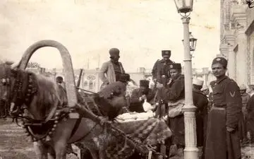 حمل پول در میدان توپخانه قدیم تهران