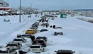 گرفتار شدن مردم در برف سنگین رشت