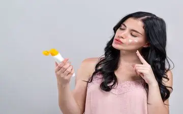 چرا باید در هنگام پرواز از ضدآفتاب استفاده کنیم؟