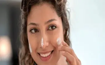 ضد آفتاب رنگی یا بی‌ رنگ: کدام یک برای شما مناسب‌تر است؟