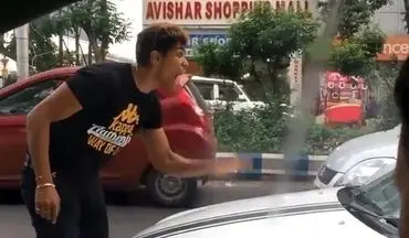  ببینید این راننده چطور عمدا مردی را زیر می‌گیرد!+فیلم