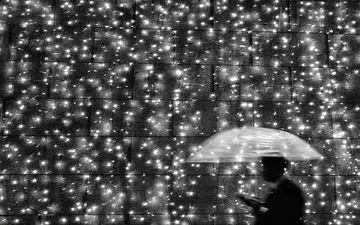  عکس منتخب نشنال جئوگرافیک | راه رفتن در باران