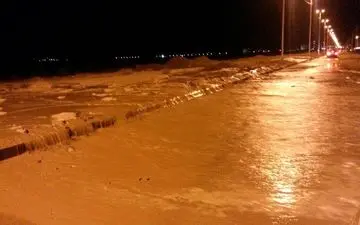 یک دستگاه اتوبوس در سیلاب طبس - تپه طاق گرفتار شد