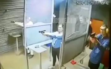 حادثه در سالن تیراندازی توسط یک فرد آماتور + فیلم