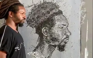 روش عجیب یک هنرمند برای کشیدن پرتره 