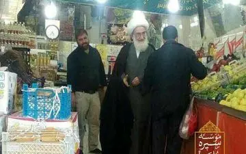 آیت الله نوری همدانی در میوه فروشی! + عکس