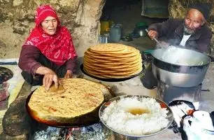 پخت شیربرنج و نان لواش در غار افغانستان / غذای روستایی با طعم اصالت