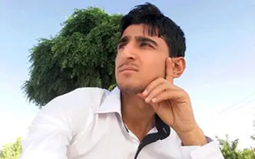 معلمی فداکار که برای عبور دانش‌آموزانش از رودخانه‌، آنها را به دوش می‌کشد + فیلم 