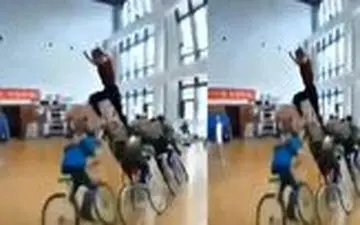 دویدن ماهرانه دختر بااستعداد روی تردمیل انسانی! 