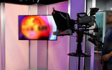 بیهوش‌شدن مجری حین اجرای برنامه زنده! +فیلم 