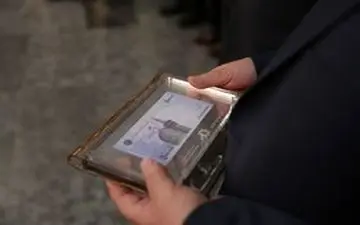  گنجینه اسکناس بانک مرکزی به موزه آستان قدس اهدا شد