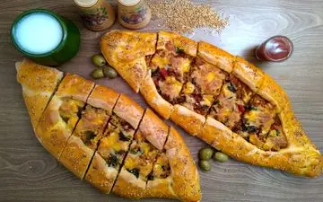 پیده اسفناج ترکی: دستور پخت پیتزای نان قایقی مخصوص و بی‌نظیر!