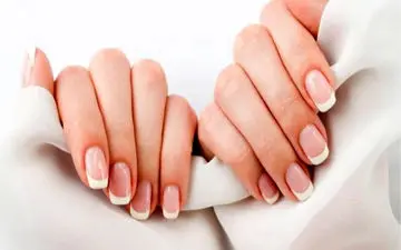 ۶ روش راحت برای ریموو کردن ناخن در خانه؛ نکاتی که روزی به دردتان می‌خورند