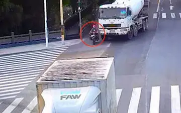 
کلاه ایمنی جان موتورسوار زن را نجات داد + فیلم