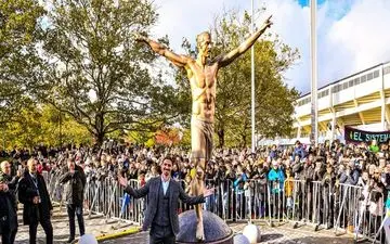 واژگونی تندیس زلاتان/هر دو پای ایبرا شکسته شد+عکس