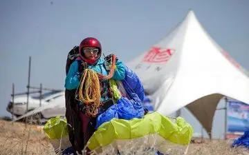 عکس/ بانوی چترباز در مسابقات پاراگلایدر کشوری در کرمانشاه