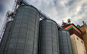 جان سالم بدر بردن راننده پس از سقوط بیل مکانیکی