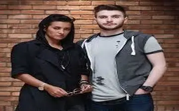 دارا حیایی درکنار مادر و مادر بزرگ