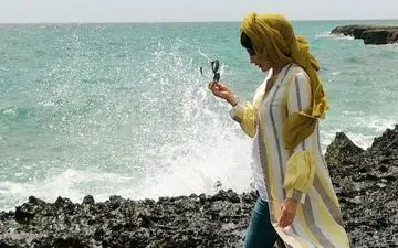 پوشش متفاوت «مریم معصومی» در کنار دریا! + عکس