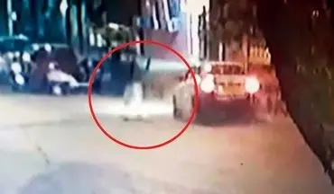اشتباه مرگبار عابران پیاده در خیابان! +فیلم 