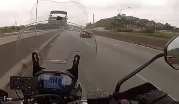 رانندگی موتورسوار در لاین مخالف بزرگراه با سرعت ۱۵۰ کیلومتر بر ساعت! + فیلم