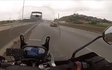 رانندگی موتورسوار در لاین مخالف بزرگراه با سرعت ۱۵۰ کیلومتر بر ساعت! + فیلم