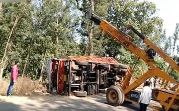 سقوط جرثقیلی که قصد کمک به کامیون را داشت + فیلم