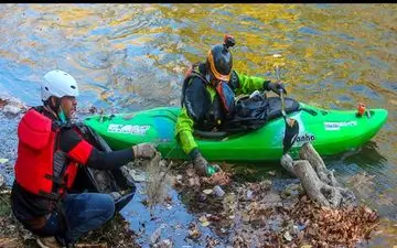 پاکسازی زاینده‌رود توسط اعضای تیم سیلاب فدراسیون قایقرانی