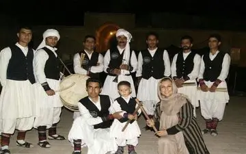 مرجانه گلچین در کنار هنرمندان رقاص محلی بجنوردی (عکس)