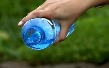 کشف مواد شیمیایی سمی در آب بطری‌ها

