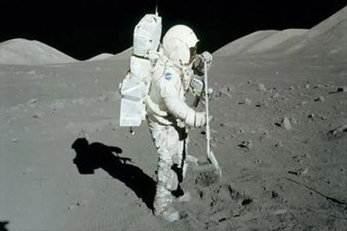  اولین عکسی که انسان روی ماه  گرفت