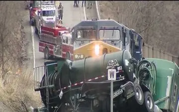 لحظه برحود قطار با خودرو + فیلم