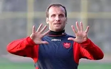 فوتبالیست مشهور و همسرش در یک کافه