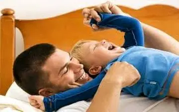 بلاهایی که با قلقلک دادن سر کودکتان می آورید