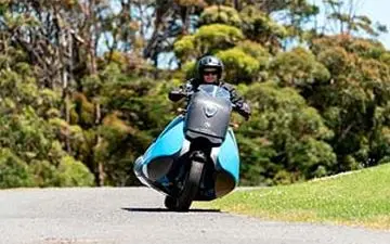 موتورسیکلتی که کمتر از ۵ ثانیه تبدیل به جت اسکی می‌شود + فیلم