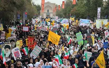 راهپیمایی ۱۳ آبان: پرچم آمریکا و اسرائیل به آتش کشیده شد + تصاویر