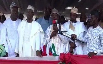 فرو ریختن سن حین سخنرانی در یک کمپین انتخاباتی + فیلم 