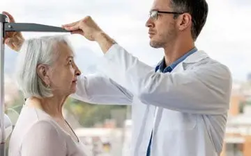 قد زنان پس از ۴۰ سالگی کوتاه می شود؟

