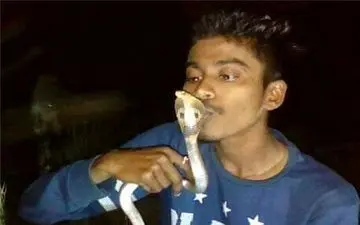 عکس سلفی با «مار کبری» جان پسر جوان را گرفت